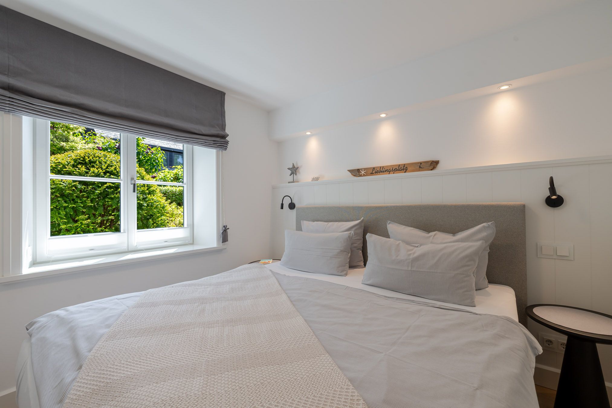 Schlafzimmer mit Doppelbett und ruhigen Farbtönen