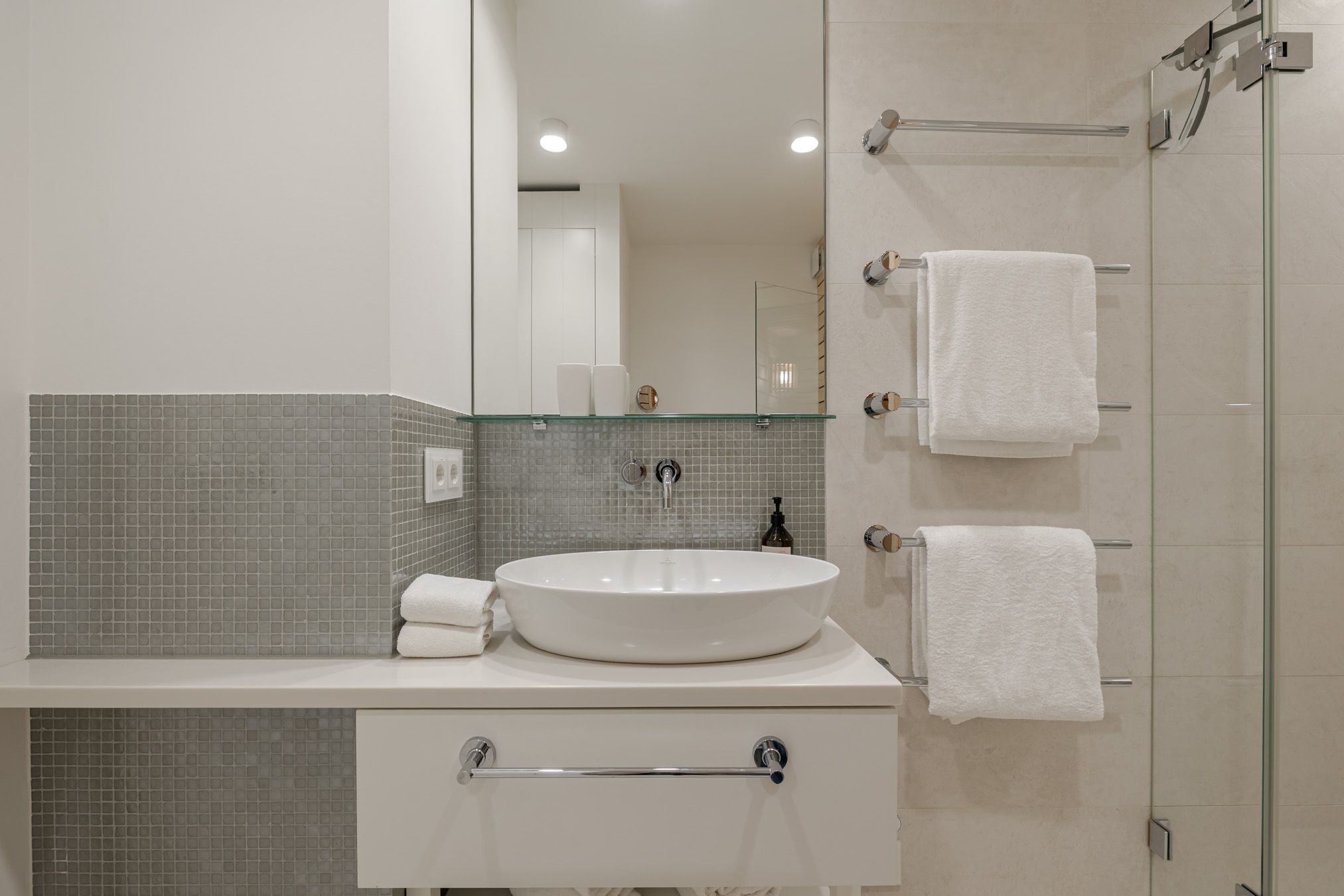 Badezimmer mit Waschbecken und bodengleicher Dusche