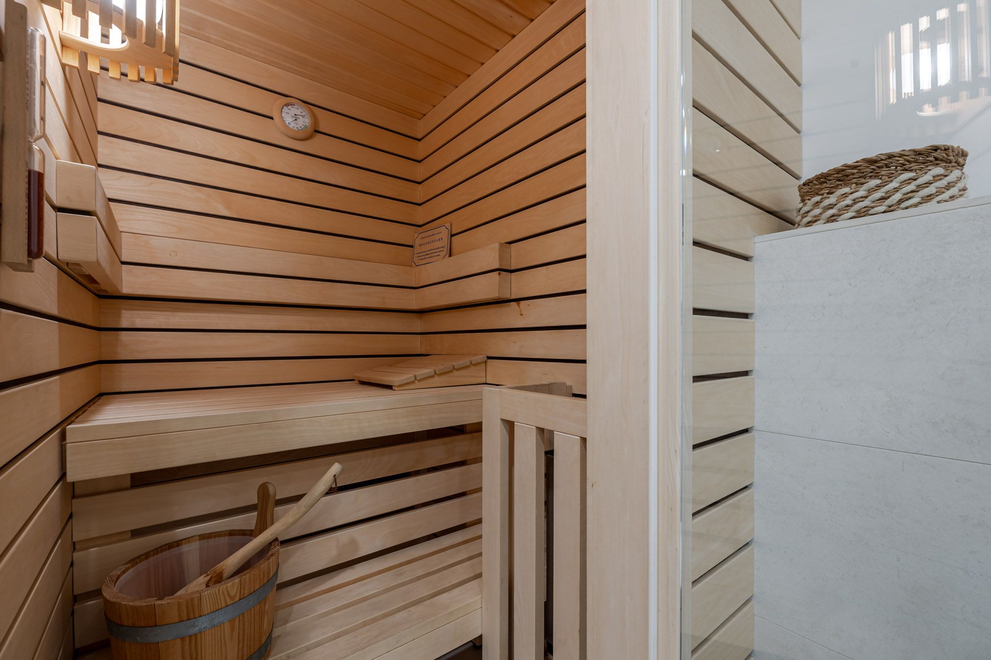 Blick in die private Sauna mit Holzbänken