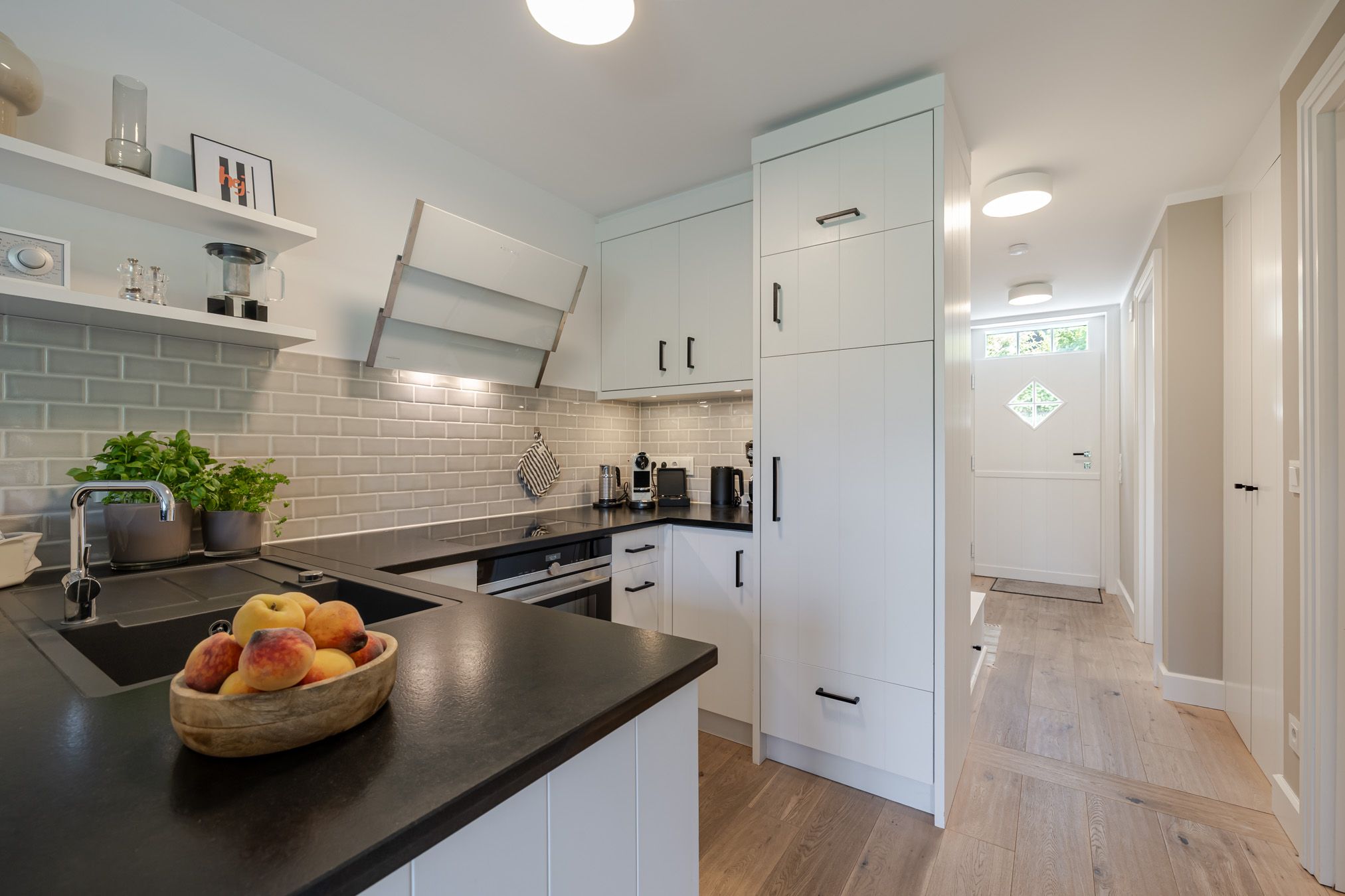 Küche mit Mikrowellen-Backofen-Kombigerät