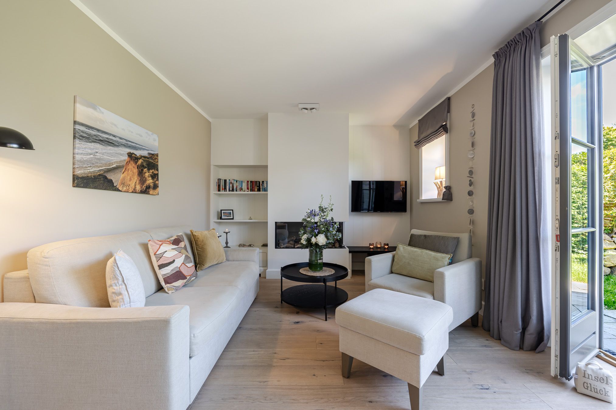 Helles Wohnzimmer mit maritimen Details und Sofa