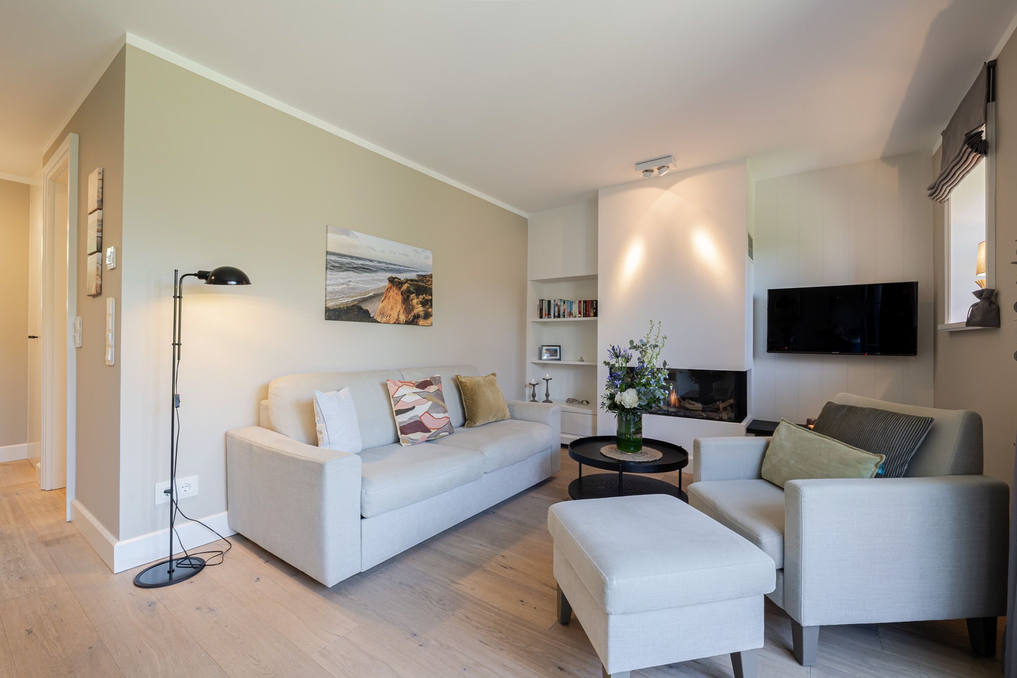 Sitzbereich im Wohnzimmer mit hochwertigen Möbeln