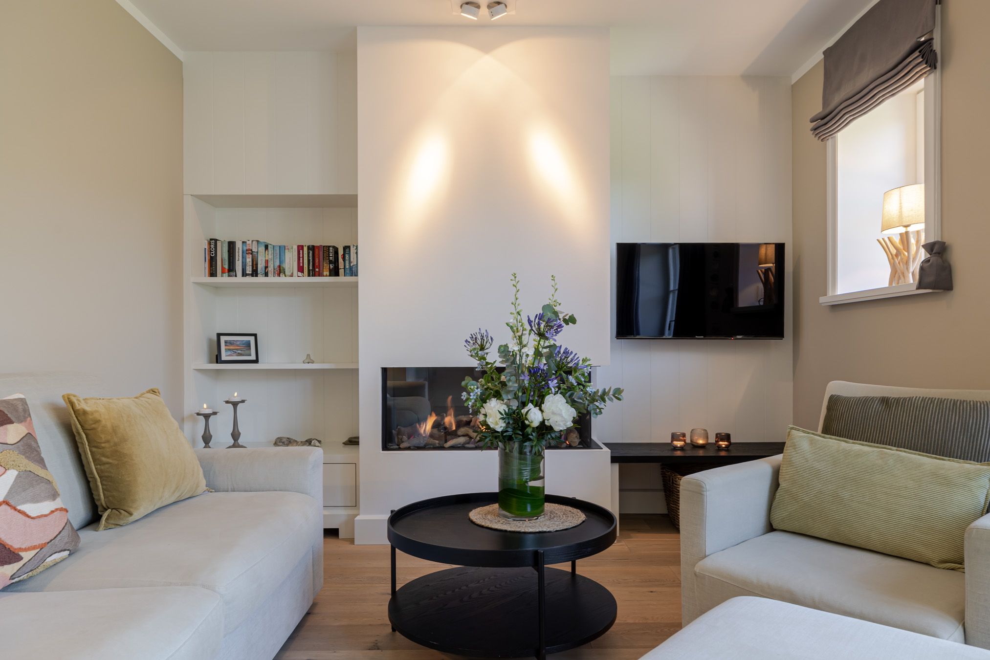 Wohnzimmer mit brennendem Gaskamin am Abend