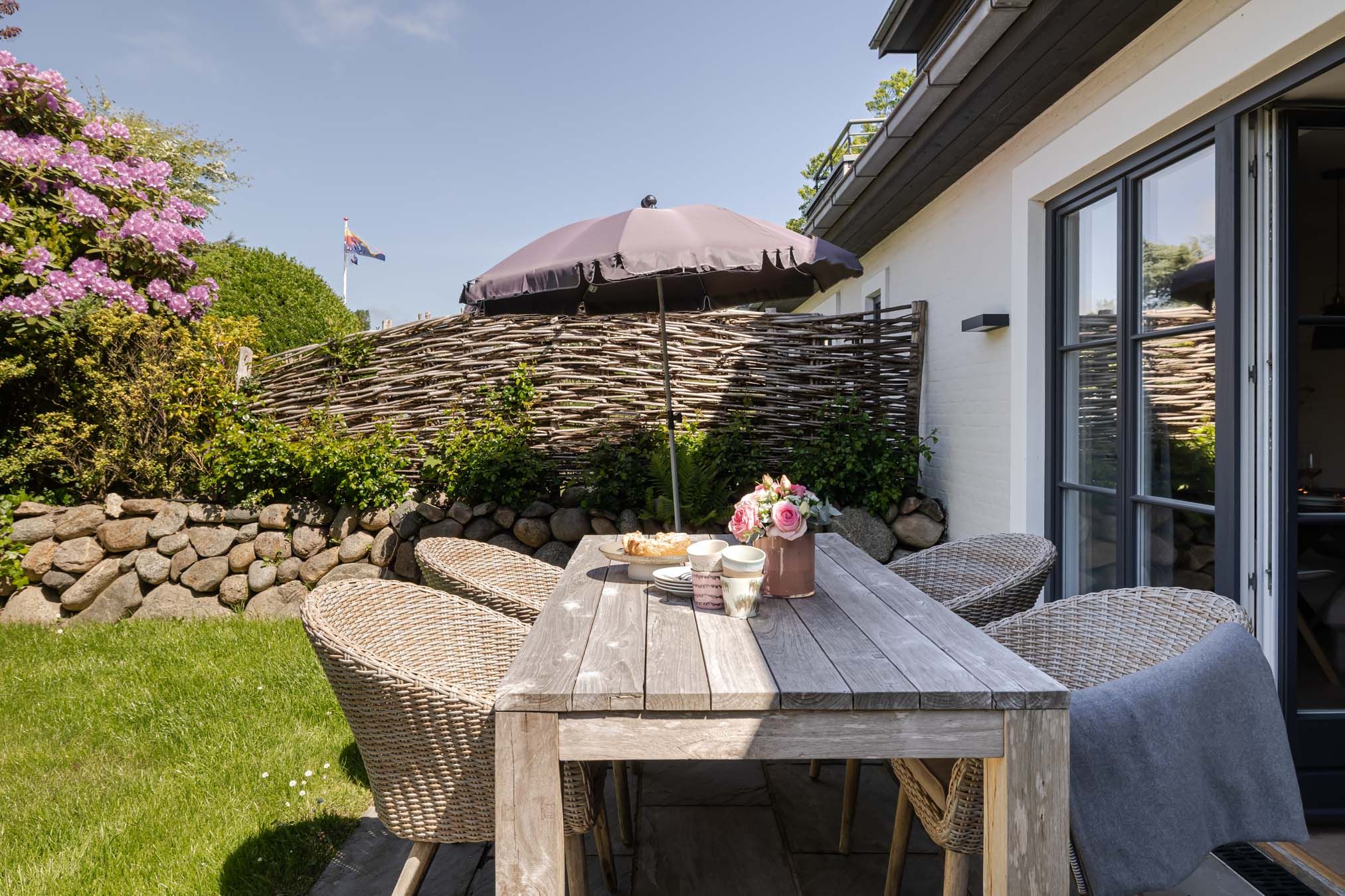 West-Terrasse mit Gartenmöbeln in der Nachmittagssonne