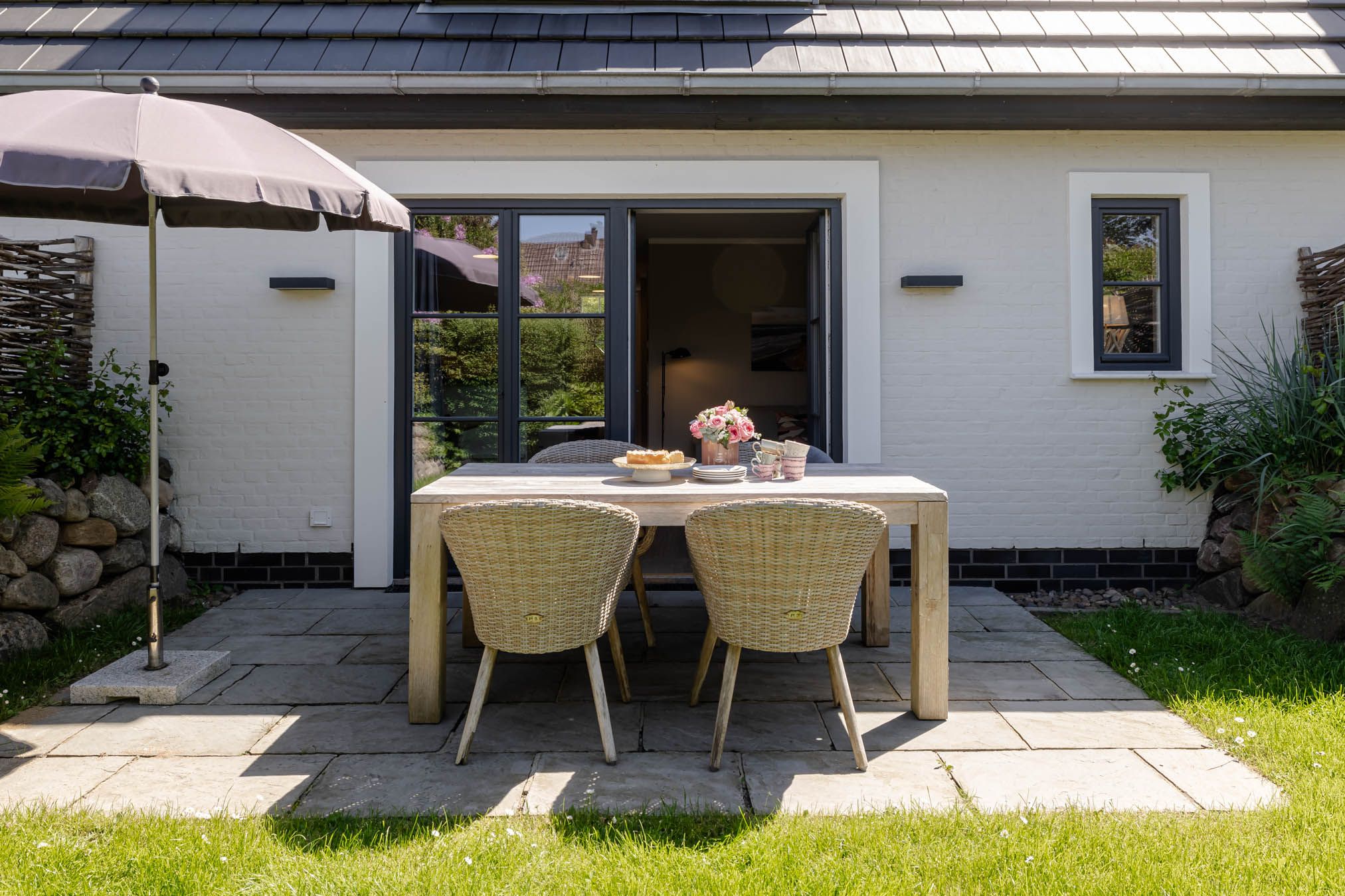 Kleiner Garten hinter dem Haus mit geschützter Terrasse