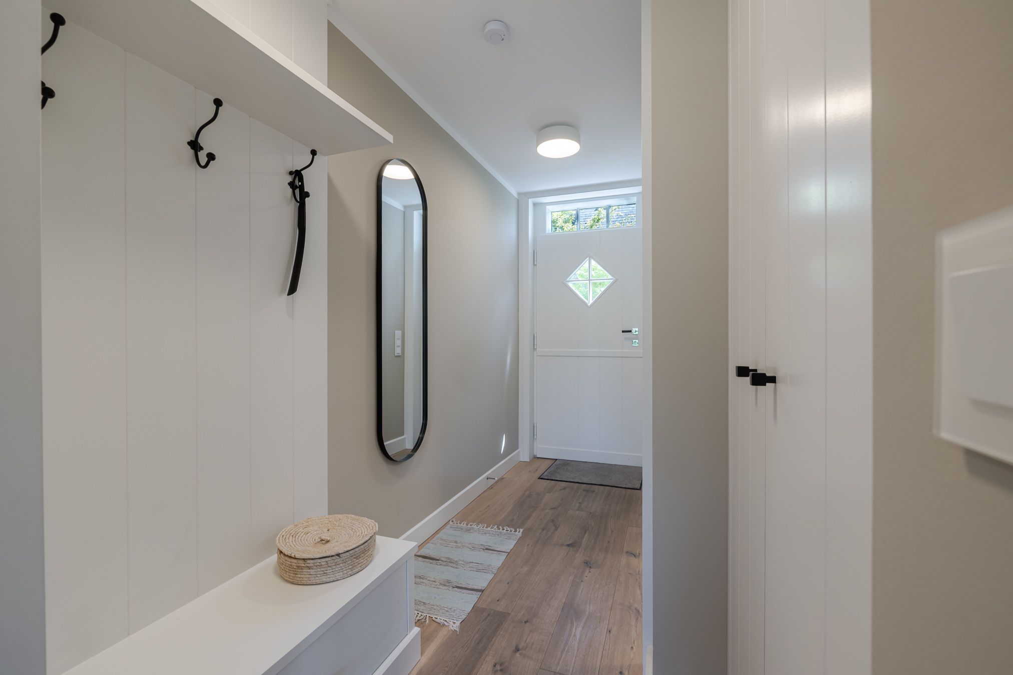 Garderobe im Flur mit Platz für Jacken