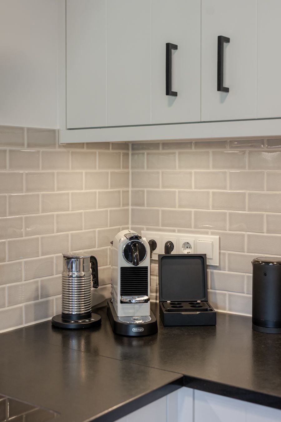Küchendetail: Nespressomaschine auf der Arbeitsplatte
