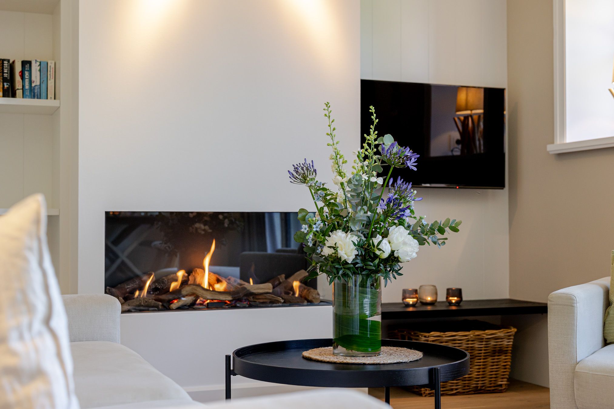 Gemütlicher Abend im Wohnzimmer bei brennendem Gaskamin