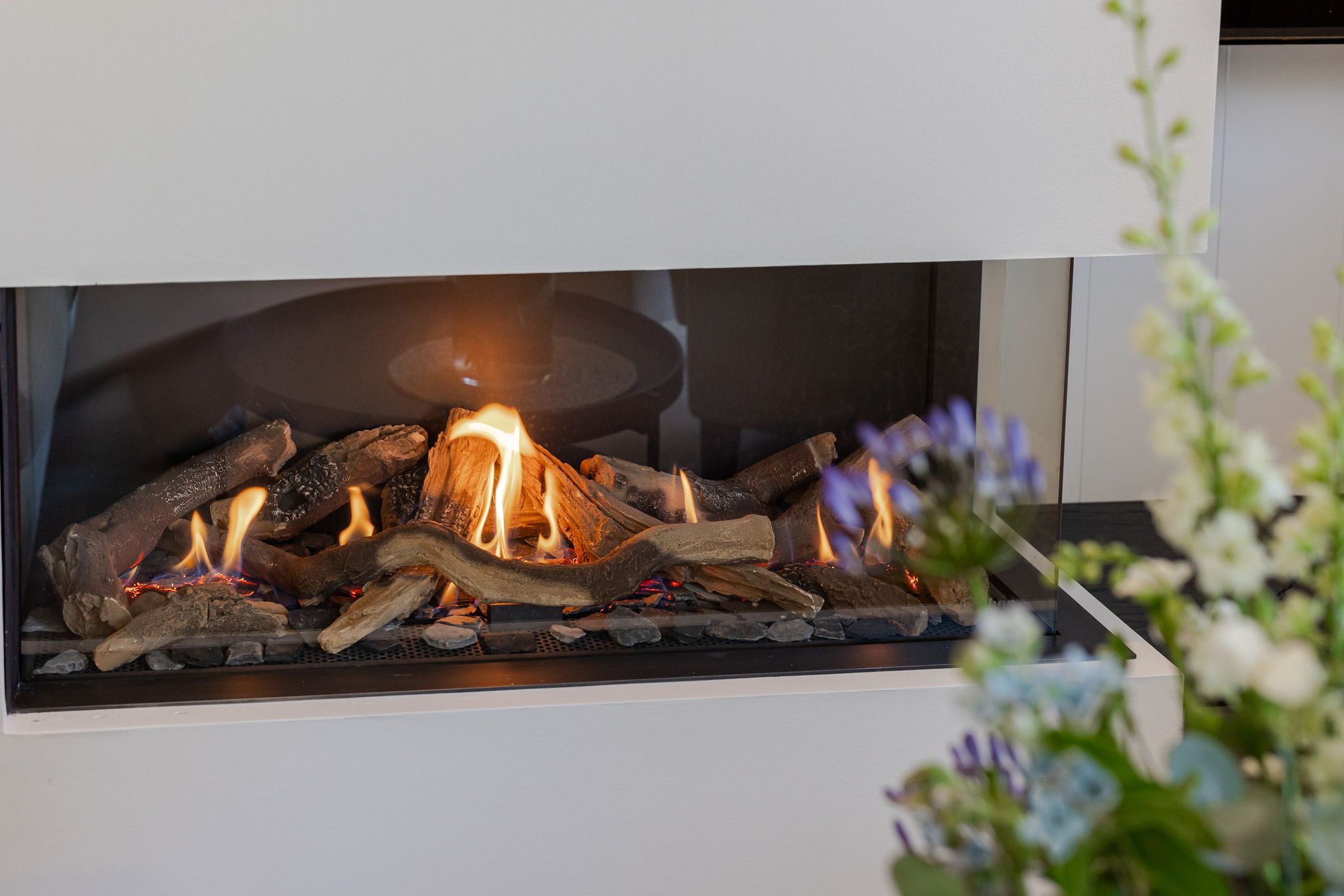 Nahaufnahme des brennenden Gaskamins im Wohnzimmer